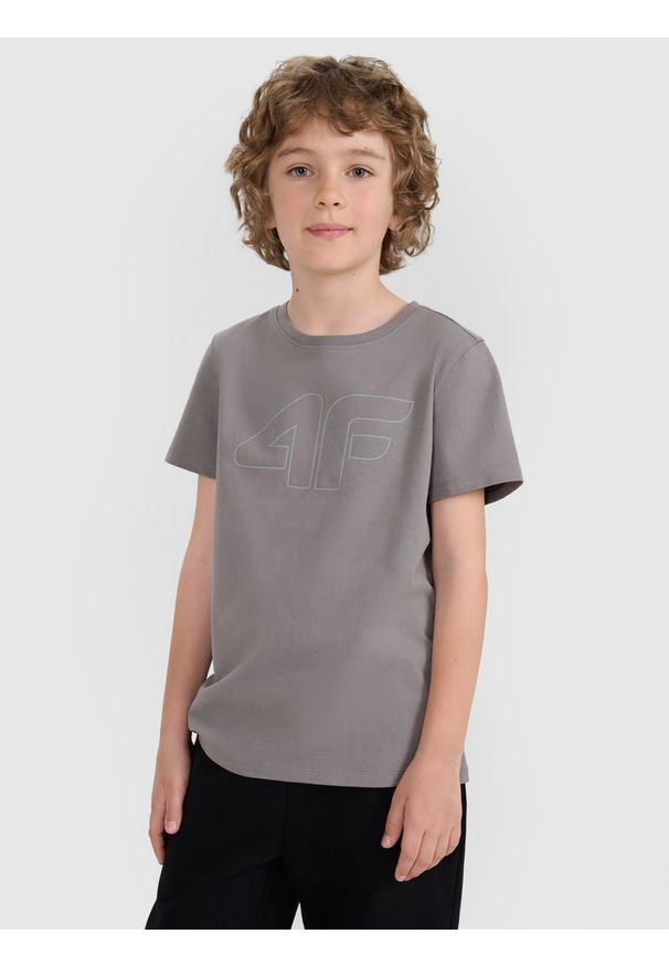 4f - 4F T-shirt regular z nadrukiem chłopięcy - szary 158 (12-13 lat). Okazja: na co dzień. Kolor: szary. Materiał: jersey, bawełna, materiał. Długość rękawa: krótki rękaw. Długość: krótkie. Wzór: nadruk. Sezon: lato. Styl: sportowy, casual, klasyczny, młodzieżowy