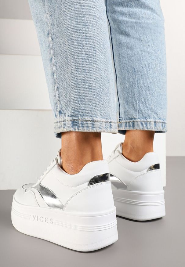 Born2be - Biało-Srebrne Sneakersy Vices na Grubej Podeszwie Ozdobione Metaliczną Wstawką Nelarwyn. Okazja: na co dzień. Zapięcie: sznurówki. Kolor: biały. Materiał: jeans. Wzór: aplikacja