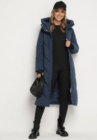 Born2be - Granatowa Kurtka Pikowana o Długim Fasonie z Nieodpinanym Kapturem i Kieszeniami Nerilani. Okazja: na co dzień, na spacer. Kolor: niebieski. Materiał: skóra. Długość: długie. Sezon: zima. Styl: casual, elegancki #5
