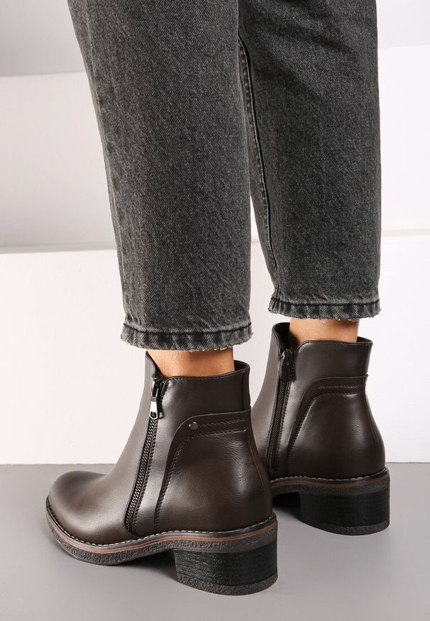 Born2be - Brązowe Botki Sztyblety na Obcasie Ozdobione Suwakiem Verilise. Okazja: na co dzień. Kolor: brązowy. Materiał: jeans, dzianina. Wzór: aplikacja. Sezon: zima, jesień. Obcas: na obcasie. Styl: elegancki, klasyczny, casual. Wysokość obcasa: średni