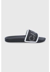Calvin Klein Jeans - Klapki. Kolor: czarny. Materiał: materiał. Obcas: na obcasie. Wysokość obcasa: niski #1