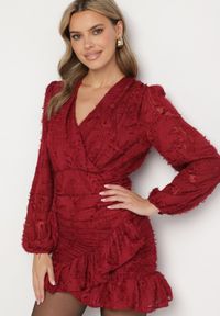 Born2be - Bordowa Kopertowa Sukienka Koronkowa z Bufiastymi Rękawami Falbankami i Marszczeniem Demeriana. Typ kołnierza: kołnierz z falbankami. Kolor: czerwony. Materiał: koronka. Długość rękawa: krótki rękaw. Typ sukienki: kopertowe #1