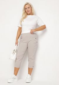 Born2be - Jasnobeżowe Spodnie z Wiskozą i Ozdobnymi Guzikami Lireza. Okazja: na co dzień. Kolor: beżowy. Materiał: wiskoza. Styl: klasyczny, casual #6