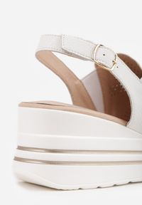 Born2be - Białe Skórzane Sandały na Koturnie z Perforacją i Metaliczną Aplikacją Zaehiesh. Okazja: na co dzień. Zapięcie: pasek. Kolor: biały. Wzór: aplikacja. Materiał: skóra. Sezon: lato. Obcas: na koturnie. Styl: casual, klasyczny. Wysokość obcasa: średni #5