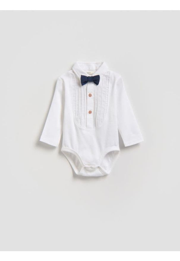 Reserved - Eleganckie body z muchą - biały. Kolor: biały. Materiał: dzianina, bawełna