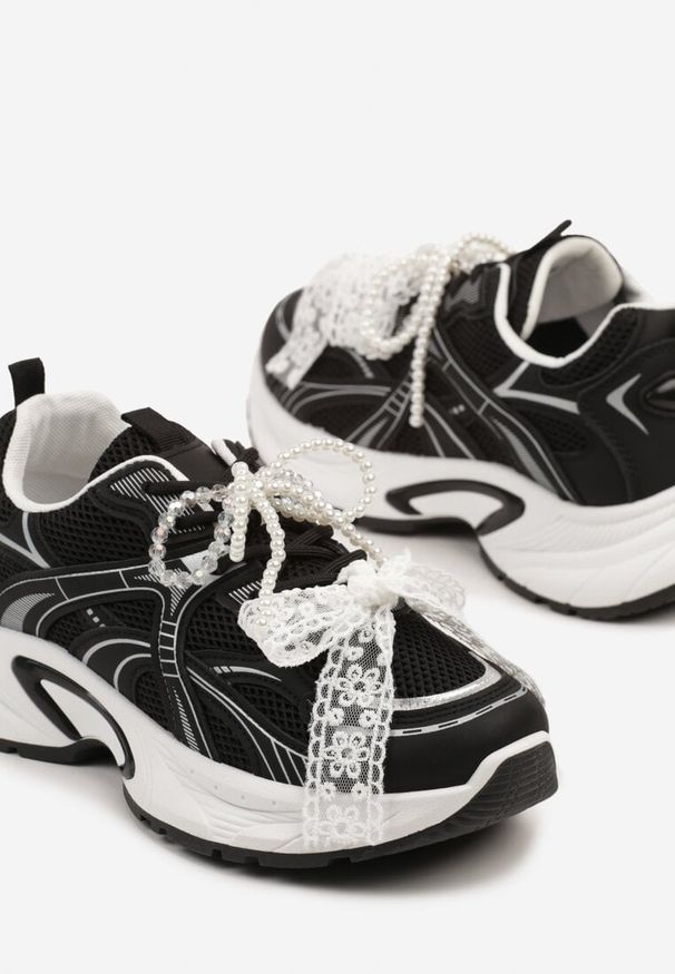 Born2be - Czarne Sneakersy Ozdobione Geometrycznym Motywem Kokardą i Koralikami Saralinae. Okazja: na co dzień, na spacer. Kolor: czarny. Materiał: jeans. Wzór: aplikacja, geometria. Sport: turystyka piesza