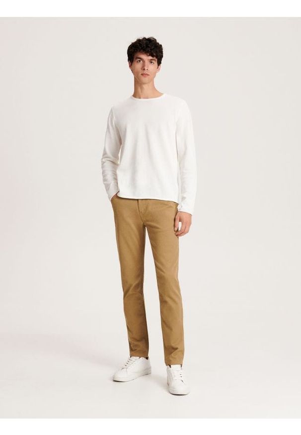 Reserved - Spodnie chino slim - beżowy. Kolor: beżowy. Materiał: tkanina, bawełna