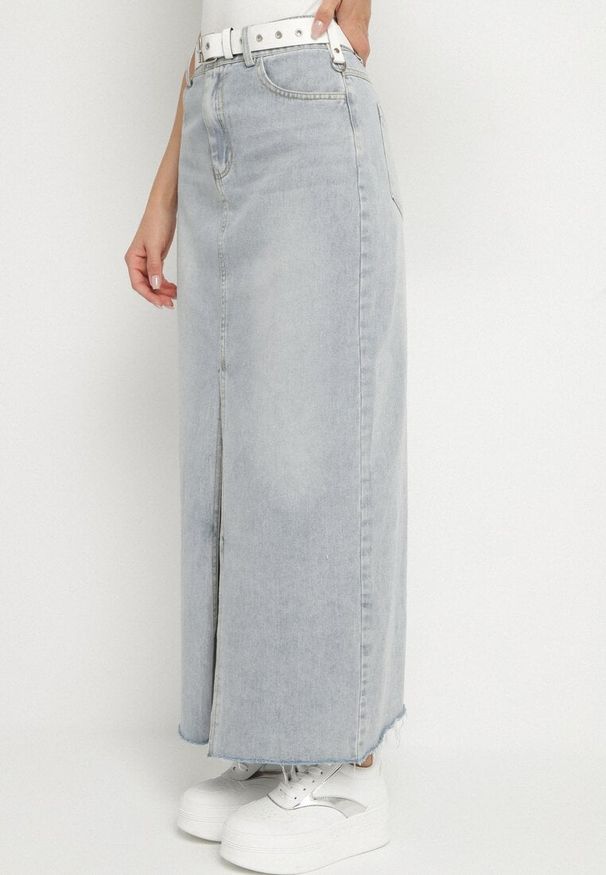 Born2be - Jasnoniebieska Ołówkowa Spódnica Jeansowa z Rozcięciem z Przodu Limirea. Okazja: na co dzień. Kolor: niebieski. Materiał: jeans. Styl: casual