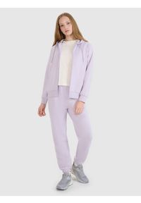 4f - 4F Bluza dresowa rozpinana z kapturem damska - fioletowa XS. Okazja: na co dzień. Typ kołnierza: kaptur. Kolor: fioletowy. Materiał: dresówka. Długość rękawa: raglanowy rękaw. Wzór: gładki, ze splotem. Styl: sportowy, casual
