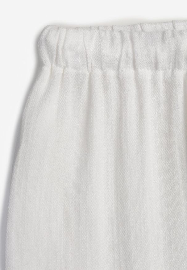 Renee - Białe Spodnie Wide Leg High Waist z Wiskozy Terilinae. Okazja: na co dzień. Stan: podwyższony. Kolor: biały. Materiał: wiskoza. Wzór: haft. Styl: casual