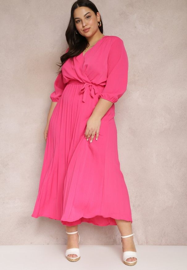 Renee - Różowa Kopertowa Sukienka z Gumką i Paskiem w Talii Zdobiona Plisowaniem Kaylina. Kolekcja: plus size. Kolor: różowy. Wzór: aplikacja. Typ sukienki: kopertowe