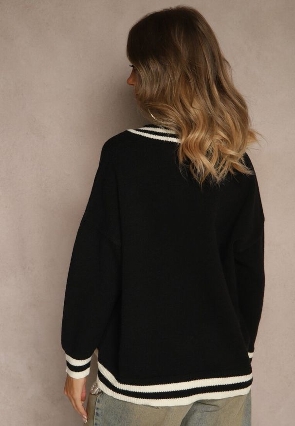 Renee - Czarny Sweter Preppy z Dodatkiem Kaszmiru Lincire. Typ kołnierza: dekolt w serek. Kolor: czarny. Materiał: kaszmir. Wzór: aplikacja. Styl: elegancki