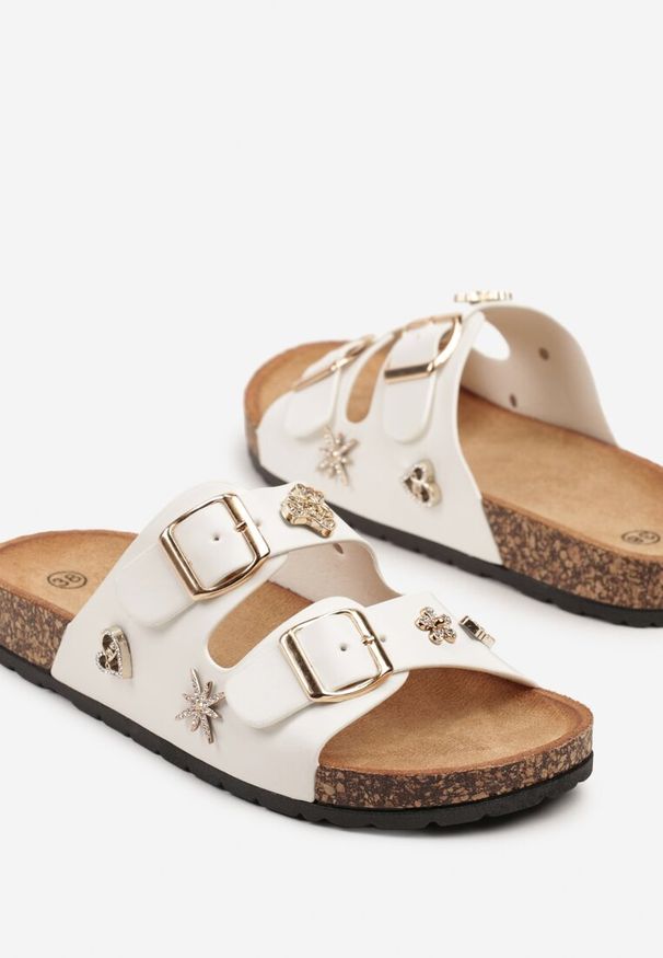 Born2be - Białe Klapki z Klamrami i Metalicznymi Ozdobami Talwia. Okazja: na co dzień. Kolor: biały. Wzór: aplikacja. Styl: casual, elegancki
