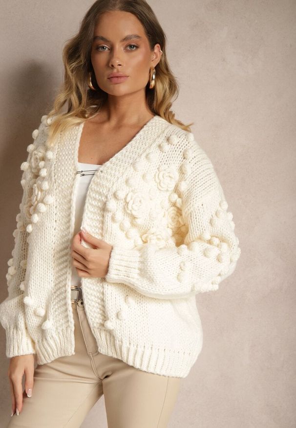 Renee - Beżowy Niezapinany Kardigan z Ozdobnymi Pomponami Besinia. Okazja: na co dzień. Kolor: beżowy. Materiał: jeans, wiskoza, wełna. Styl: elegancki, casual
