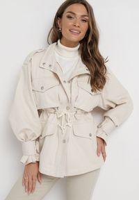 Born2be - Jasnobeżowa Kurtka Parka z Dużymi Kieszeniami Talaha. Okazja: na co dzień. Kolor: beżowy. Materiał: jeans. Długość: krótkie. Wzór: aplikacja. Sezon: wiosna, jesień. Styl: casual #3