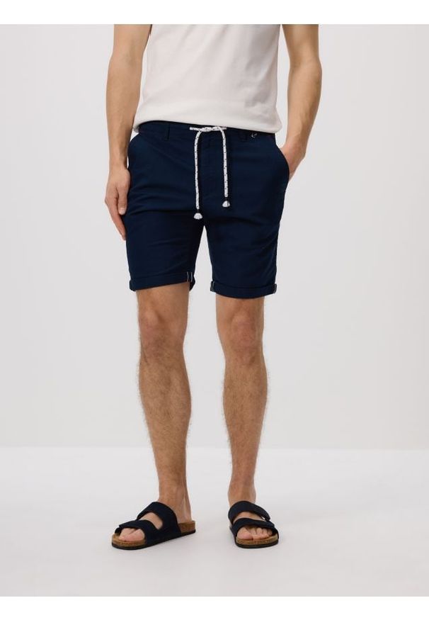 Reserved - Szorty slim fit - granatowy. Kolor: niebieski. Materiał: bawełna, tkanina