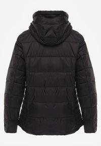 Born2be - Czarna Kurtka Pikowana na Sezon Pzejściowy z Kapturem Zinnitha. Okazja: na co dzień. Typ kołnierza: kaptur. Kolor: czarny. Materiał: nylon, dresówka. Styl: casual #4