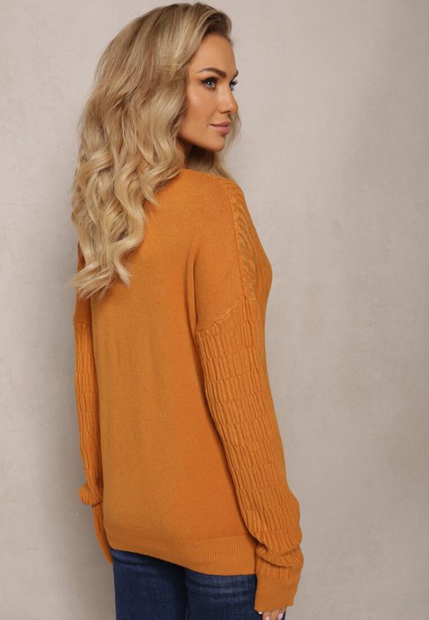 Renee - Brązowy Sweter z Tłoczeniami o Klasycznym Fasonie Sigune. Kolor: brązowy. Wzór: jednolity. Sezon: jesień, zima. Styl: klasyczny
