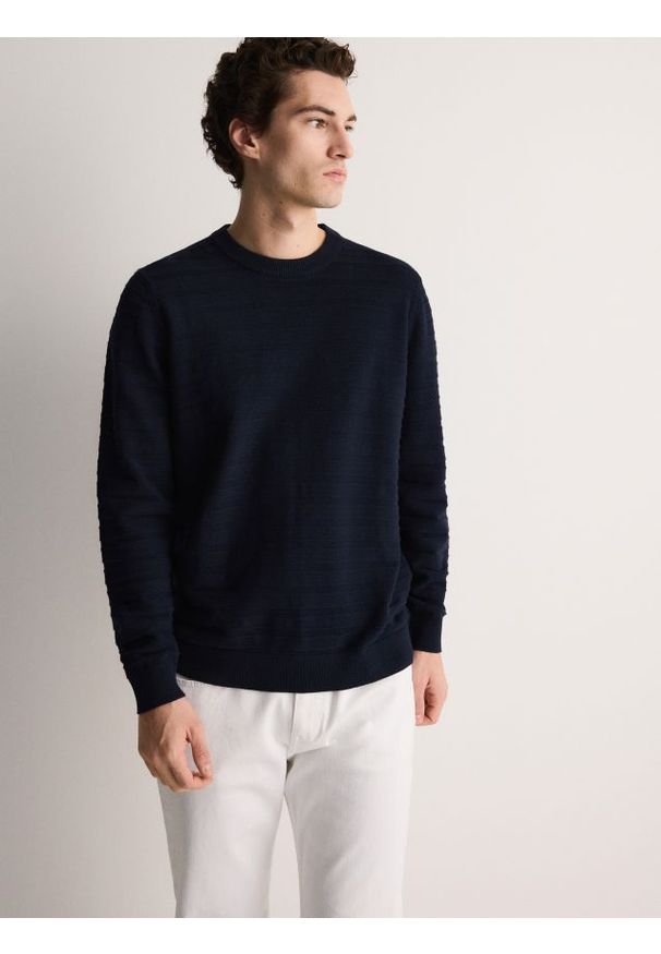 Reserved - Bawełniany sweter w paski - granatowy. Kolor: niebieski. Materiał: bawełna. Wzór: paski