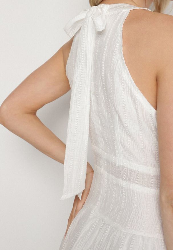 Born2be - Biała Rozkloszowana Sukienka z Tłoczonej Tkaniny z Wiązaniem z Tyłu Nimioretta. Okazja: na ślub cywilny, na wesele, na imprezę. Kolor: biały. Materiał: tkanina. Wzór: aplikacja. Typ sukienki: rozkloszowane. Styl: elegancki