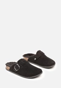 Born2be - Czarne Kapcie Chodaki na Korkowej Podeszwie z Paskiem i Klamrą Aponella. Okazja: do domu. Zapięcie: klamry. Kolor: czarny. Materiał: jeans