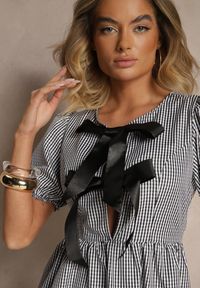 Renee - Czarna Retro Sukienka w Kratkę Vichy o Rozkloszowanym Kroju z Wiązaniem Temarea. Okazja: na co dzień. Kolor: czarny. Materiał: jeans. Wzór: kratka. Typ sukienki: rozkloszowane. Styl: retro #5