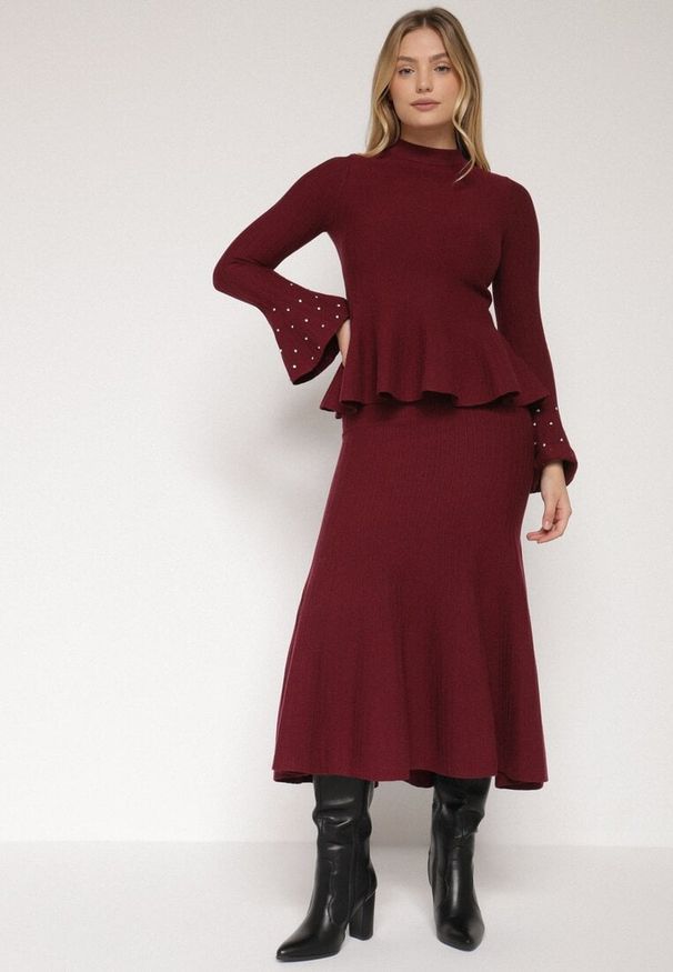 Born2be - Bordowy Dzianinowy Komplet z Wiskozą Spódnica i Sweter z Baskinką i Cyrkoniami Neora. Kolor: czerwony. Materiał: dzianina, wiskoza