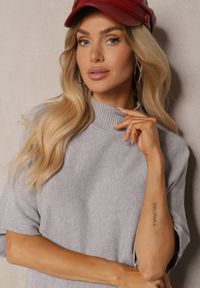 Renee - Szara Bluzka z Półgolfem i Krótkim Rękawem z Bawełną i Wiskozą w Stylu Nietoperza Ciastina. Okazja: na co dzień. Kolor: szary. Materiał: bawełna, wiskoza. Długość rękawa: krótki rękaw. Długość: krótkie. Styl: casual
