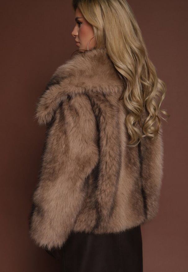 Renee - Jasnobrązowa Kurtka Futerko o Kroju Oversize z Ozdobnym Kołnierzem Monella. Okazja: na imprezę, na co dzień. Kolor: brązowy. Materiał: futro. Styl: casual