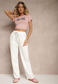 Renee - Różowy T-shirt z Bawełny Ozdobiony Łańcuchem i Napisem Olithel. Okazja: na co dzień. Kolor: różowy. Materiał: bawełna. Wzór: napisy, aplikacja. Styl: casual