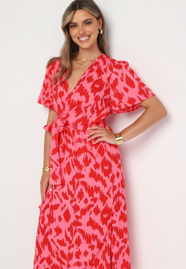 Born2be - Czerwono-Różowa Kopertowa Sukienka z Gumką w Pasie i Materiałowym Paskiem z Ozdobnymi Wycięciami Agea. Okazja: na co dzień, na randkę. Kolor: czerwony. Materiał: materiał. Długość rękawa: krótki rękaw. Typ sukienki: kopertowe. Styl: casual, elegancki