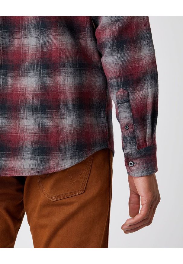 Wrangler - MĘSKA KOSZULA MATERIAŁOWA WRANGLER LS 1PKT SHIRT TAWNY PORT W5A13BX7O 112141408. Materiał: materiał