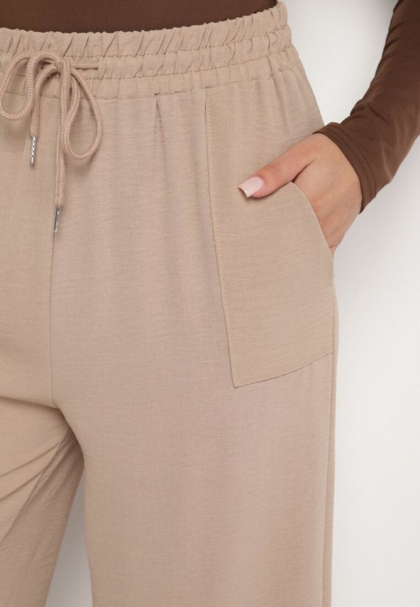 Born2be - Ciemnobeżowe Spodnie z Wiskozą o Szerokim Kroju ze Ściągaczem w Talii Lavirre. Okazja: na co dzień. Kolor: beżowy. Materiał: wiskoza. Styl: klasyczny, wizytowy, casual