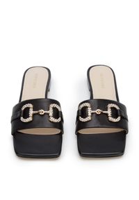 Wittchen - Damskie klapki skórzane z połyskującą klamrą. Kolor: czarny. Materiał: skóra. Wzór: aplikacja. Sezon: lato. Obcas: na obcasie. Styl: klasyczny, elegancki. Wysokość obcasa: niski #6