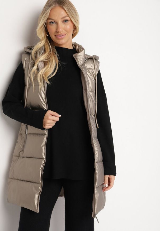 Born2be - Złota Pikowana Kamizelka Przejściowa z Kapturem i Kieszeniami Lentira. Okazja: na co dzień. Typ kołnierza: kaptur. Kolor: złoty. Materiał: jeans. Styl: casual, klasyczny