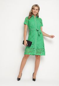 Born2be - Zielona Ażurowa Sukienka Koszulowa Midi z Wiązanym Paskiem Pamy. Kolor: zielony. Materiał: materiał, koronka. Długość rękawa: krótki rękaw. Wzór: ażurowy. Typ sukienki: koszulowe. Styl: klasyczny. Długość: midi #7