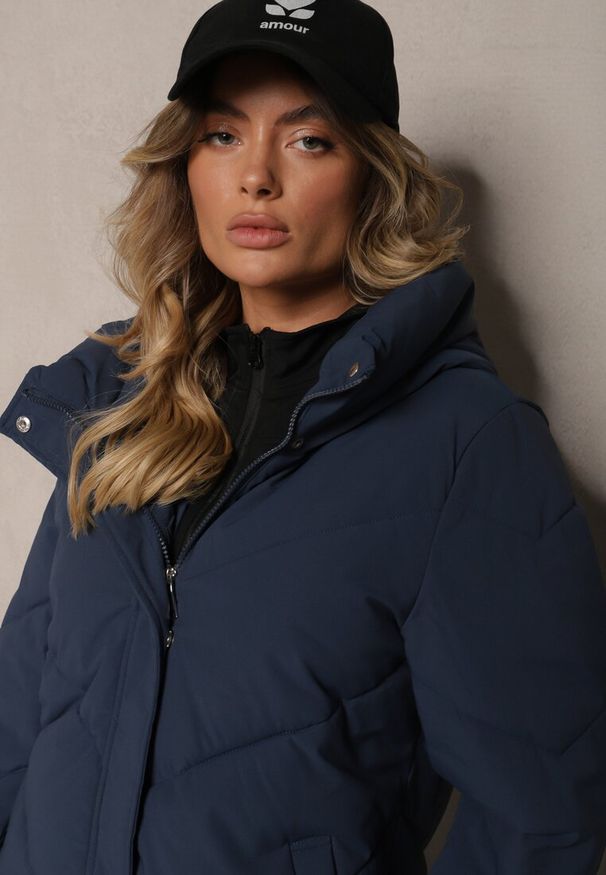 Renee - Granatowa Długa Kurtka Pikowana z Nieodpinanym Kapturem Nerindale. Okazja: na spacer, na co dzień. Kolor: niebieski. Materiał: jeans, wełna. Długość: długie. Sezon: zima. Styl: elegancki, casual, klasyczny