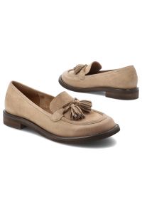 Mokasyny beżowe Armodo, z miękką cholewką i dekoracyjnymi chwostami na przodzie osadzone na niskim stabilnym obcasie zapewniają wygodę, beżowe, 1726. Kolor: beżowy. Materiał: nubuk. Szerokość cholewki: normalna. Obcas: na obcasie. Styl: klasyczny, elegancki. Wysokość obcasa: średni #3