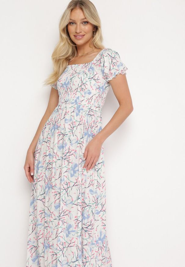 Born2be - Biało-Niebieska Rozkloszowana Sukienka w Kwiaty z Marszczonym Dekoltem Disteria. Okazja: na co dzień. Kolor: biały. Materiał: jeans. Wzór: kwiaty. Sezon: lato, wiosna. Styl: elegancki, casual, vintage