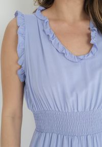 Born2be - Niebieska Sukienka z Falbankami i Marszczoną Gumką w Pasie z Wiskozy Falirina. Typ kołnierza: kołnierz z falbankami. Kolor: niebieski. Materiał: wiskoza. Wzór: aplikacja #2