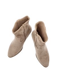 Beżowe Botki S.Barski Modne Obuwie Damskie Na Obcasie. Okazja: na co dzień. Zapięcie: zamek. Kolor: beżowy. Szerokość cholewki: normalna. Wzór: aplikacja, kwiaty, ażurowy. Materiał: materiał, jeans. Obcas: na obcasie. Styl: boho, klasyczny, casual, elegancki. Wysokość obcasa: średni #5