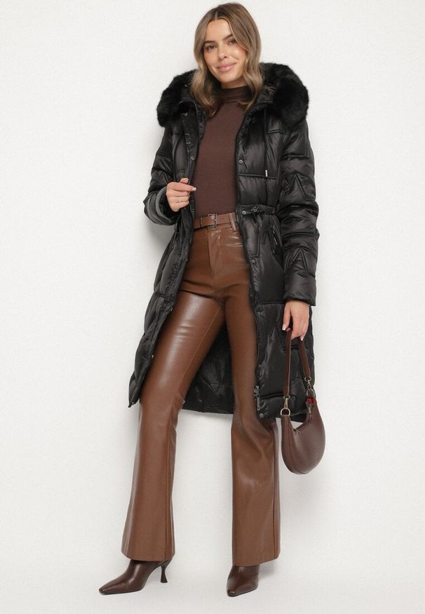 Born2be - Czarna Pikowana Kurtka o Długim Kroju ze Ściągaczem w Talii i Kapturem Galita. Okazja: na co dzień. Kolor: czarny. Materiał: dzianina, poliester, jeans, futro. Długość: długie. Styl: casual, elegancki