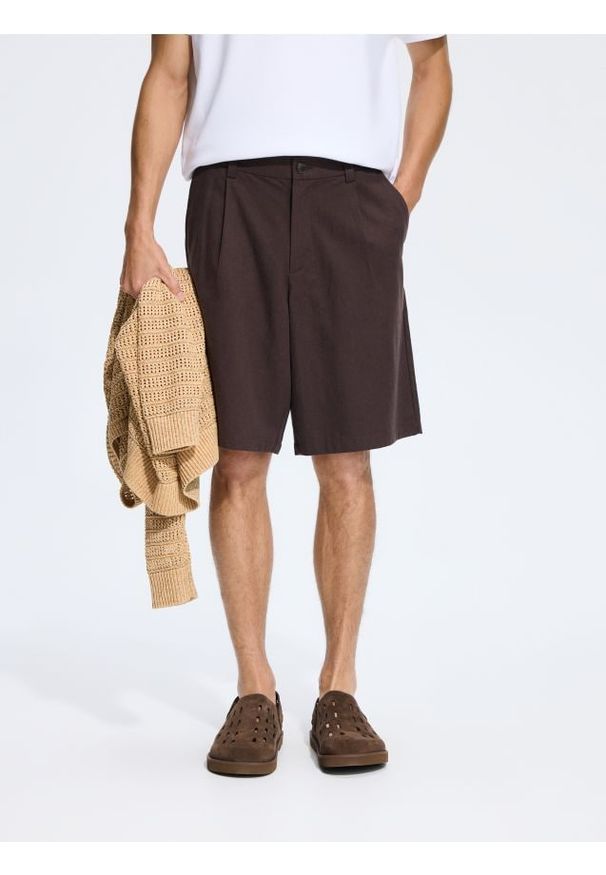 Reserved - Szorty loose fit z lyocellem - ciemnobrązowy. Kolor: brązowy. Materiał: bawełna