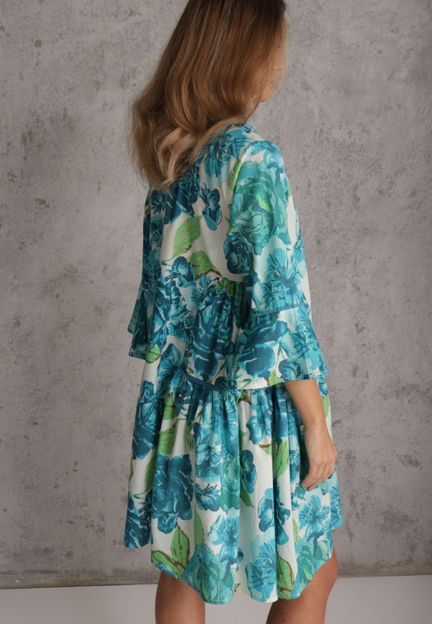 Renee - Niebieska Bawełniana Sukienka Koszulowa w Kwiaty z Koralikami Piletes. Kolor: niebieski. Materiał: bawełna. Wzór: kwiaty. Typ sukienki: koszulowe. Styl: elegancki, wakacyjny