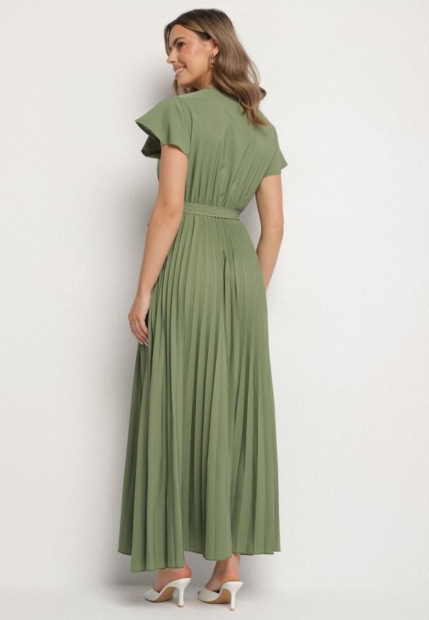 Born2be - Ciemnozielona Elegancka Sukienka Maxi w Plisy z Kopertowym Dekoltem i Wiązaniem Thessi. Kolor: zielony. Sezon: lato. Typ sukienki: kopertowe. Styl: elegancki. Długość: maxi