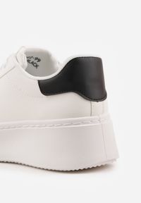 Born2be - Biało-Czarne Casualowe Sneakersy na Grubej Podeszwie Tiadonia. Okazja: na co dzień. Kolor: biały. Materiał: jeans. Obcas: na platformie #6