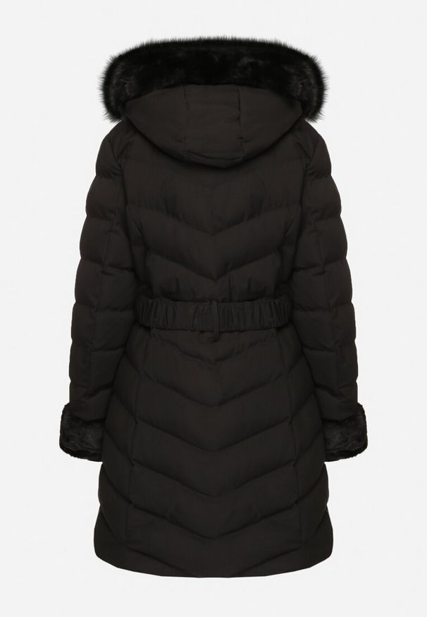 Born2be - Czarna Pikowana Kurtka Zimowa z Paskiem i Futerkowymi Obszyciami z Możliwością Odpięcia Hedirra. Okazja: na co dzień. Kolor: czarny. Materiał: jeans. Sezon: zima. Styl: casual, elegancki