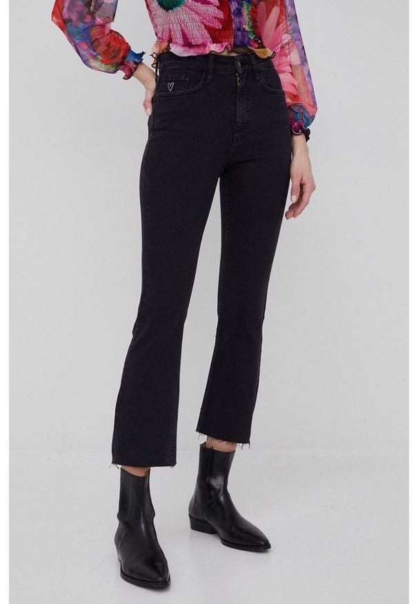 Desigual jeansy 22SWDD28 damskie high waist. Stan: podwyższony. Kolor: czarny