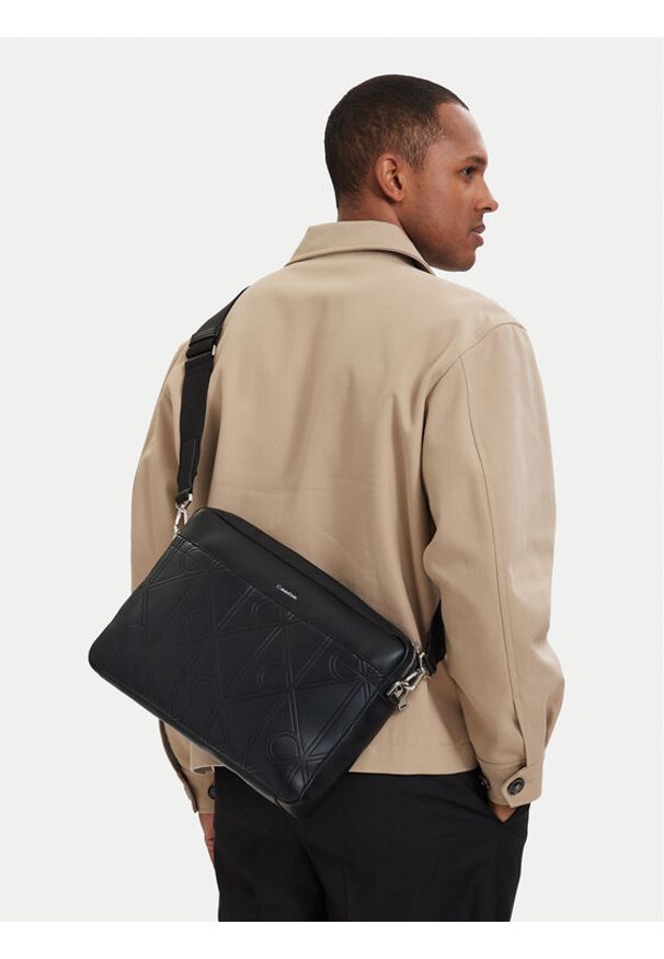 Calvin Klein Torba na laptopa Xl Emblem Aop LV04D3526G Czarny. Kolor: czarny. Materiał: skóra