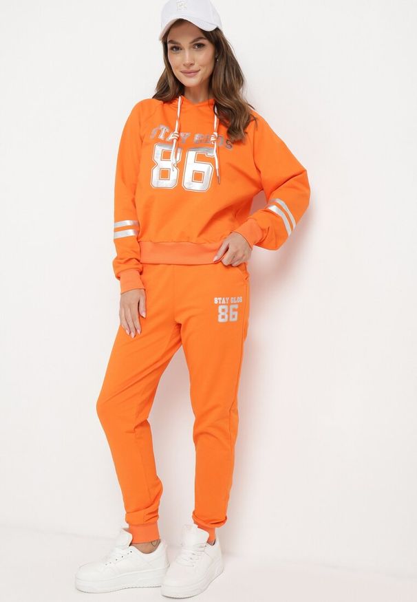 Born2be - Pomarańczowe Spodnie Dresowe z Wiązaniem w Pasie i Ozdobnym Nadrukiem Sacaria. Okazja: na co dzień. Kolor: pomarańczowy. Materiał: dresówka. Wzór: nadruk. Styl: casual